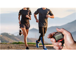 雨水(shuǐ)淹沒的(de)比賽也堅持握著(zhe)秒表