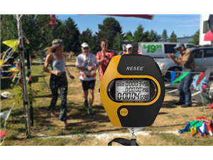 握著(zhe)秒表一起跑步