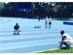 秒表記錄4.43秒內(nèi)跑40碼短跑