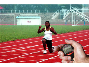 一位默默使用(yòng)秒表的(de)教練